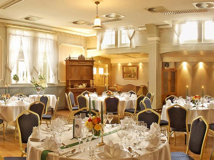 Landgasthaus & Hotel Lindenhof Кёнигслуттер-ам-Эльм Экстерьер фото