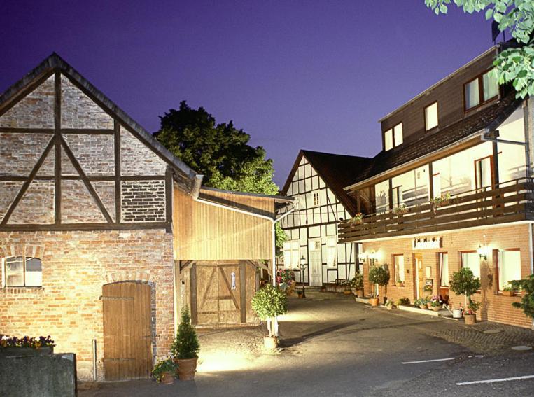 Landgasthaus & Hotel Lindenhof Кёнигслуттер-ам-Эльм Экстерьер фото