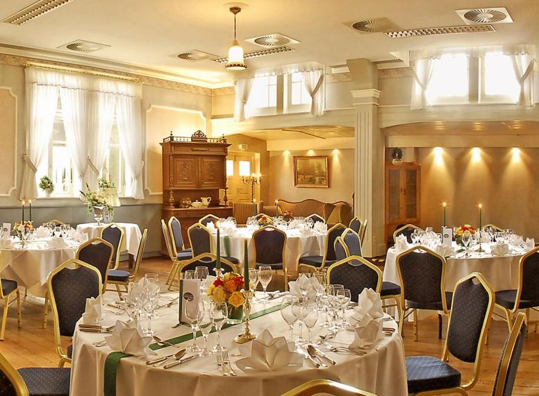 Landgasthaus & Hotel Lindenhof Кёнигслуттер-ам-Эльм Экстерьер фото