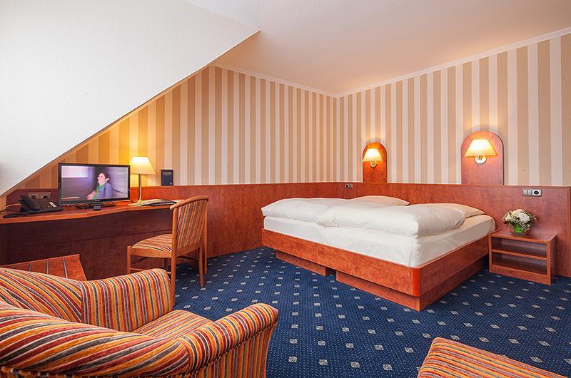 Landgasthaus & Hotel Lindenhof Кёнигслуттер-ам-Эльм Экстерьер фото