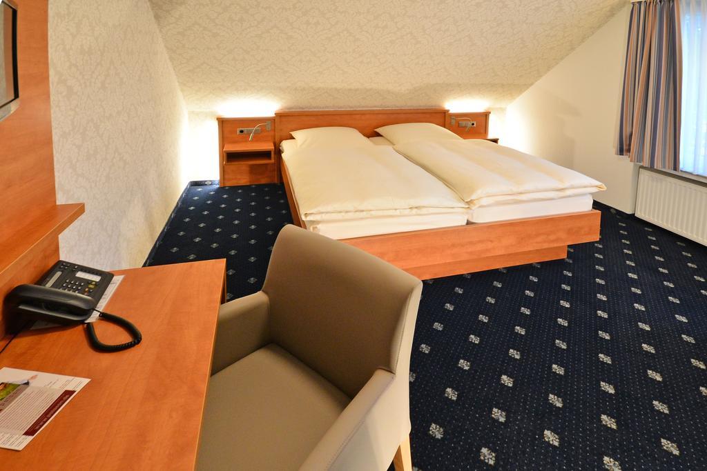 Landgasthaus & Hotel Lindenhof Кёнигслуттер-ам-Эльм Экстерьер фото