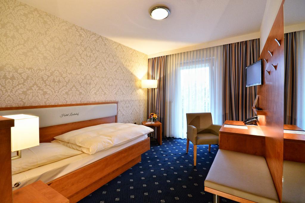 Landgasthaus & Hotel Lindenhof Кёнигслуттер-ам-Эльм Экстерьер фото